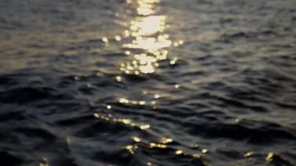 アルゼンチンのバリローチェの湖に反射して日の出と共に流れる波の接近ショット — ストック動画