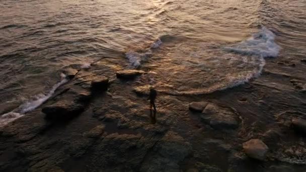 Дріт Дрона Якому Зображений Чоловік Йде Вздовж Озера Дивиться Схід — стокове відео
