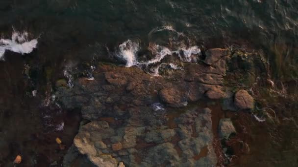 Top View Waves Crashing Rocky Lakeshore Sunrise Bariloche Argentina — стокове відео