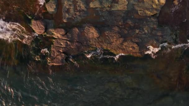 드론으로찍은 사진에는 아르헨티나 로슈의 바위투성이 해안의 정상을 — 비디오