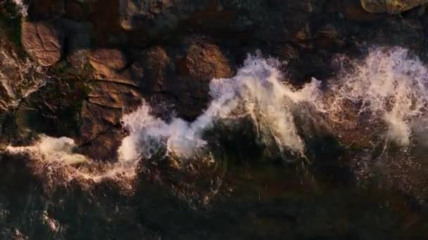 Top View Waves Crashing Rocky Lakeshore Sunrise Bariloche Argentina — Stockvideo