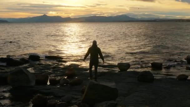 在阿根廷的巴里洛切 一个男人在观看和欣赏日出时举着胳膊欣赏湖景的全景 — 图库视频影像