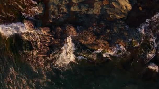 在阿根廷巴里洛切 日出时强烈的海浪冲向岩石湖岸 — 图库视频影像