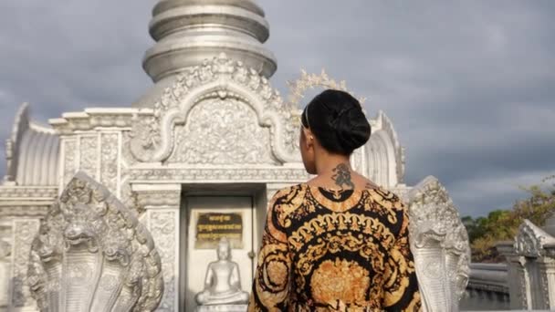 Золото Женщина Украшенный Храм Кхмер — стоковое видео