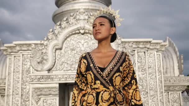 Woman Headdress Gold Ornate Temple — стокове відео