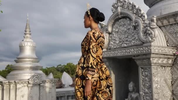 Walking Woman Gold Khmer Temple — Stock Video