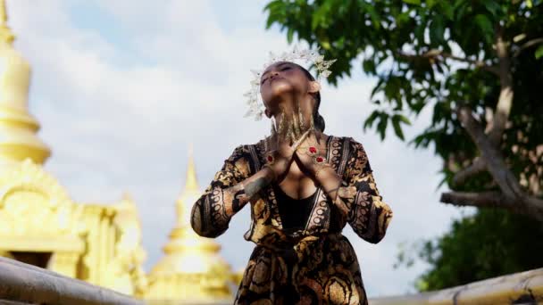 Fingerspitzen Schmuck Gold Frau Khmer — Stockvideo