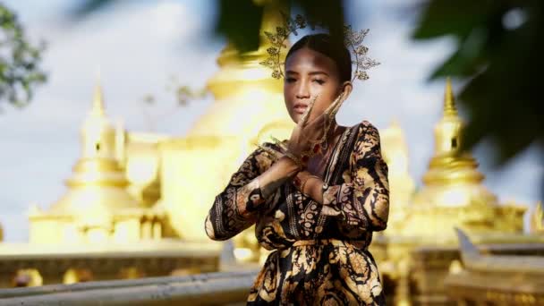 Ouro Dança Khmer Templo Mulher — Vídeo de Stock