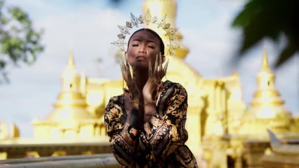 Gold Dancing Woman Khmer Temple — Vídeo de Stock