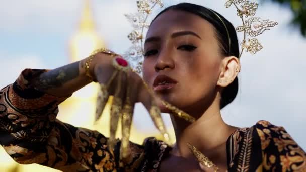 Sensual Dancer Gold Jewelry Woman — Vídeo de Stock