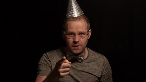 Средний Снимок Человека Серебряной Шляпе Вечеринки Галстуке Бабочке Защитных Очках — стоковое видео
