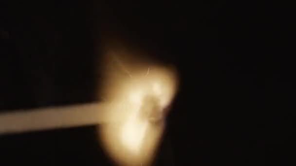 黑暗中燃烧的火柴杆的特写镜头 — 图库视频影像