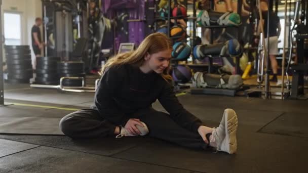 Femme Stretching Assis Salle Gym Exercice — Video