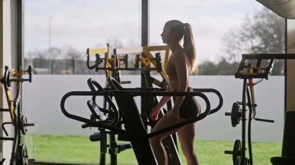 Mulher Caminhada Treadmill Academia Fitness — Vídeo de Stock