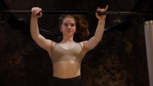 Woman Lifting Weights Bench Pressing Gym — Vídeo de Stock