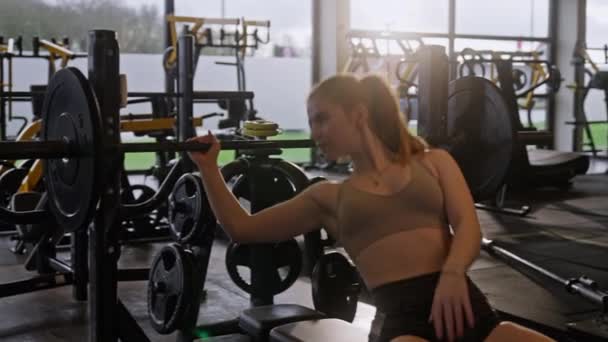 Bench Press Vrouw Liften Gewichten Sportschool — Stockvideo