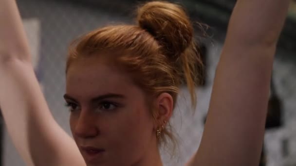 Woman Redhead Lat Machine Strength Gym — Vídeo de Stock