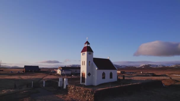 Receding Shot Modrudalur Church Red Roof Field Daytime Iceland — ストック動画
