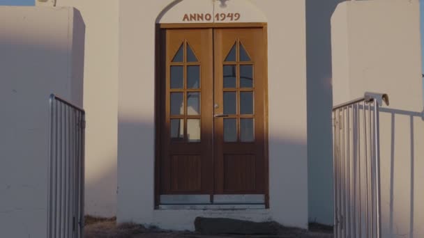 Tiro Zoom Out Mostrando Uma Entrada Porta Madeira Com Painéis — Vídeo de Stock