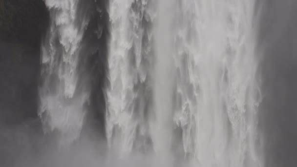 Bodegón Mostrando Las Aguas Que Caen Cascada Skogafoss Ubicada Islandia — Vídeo de stock