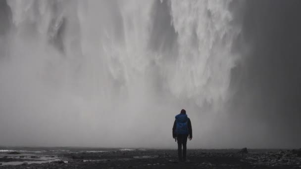 Still Shot Man Slowly Walking Skogafoss Waterfall Located Iceland Daytime — Stock Video