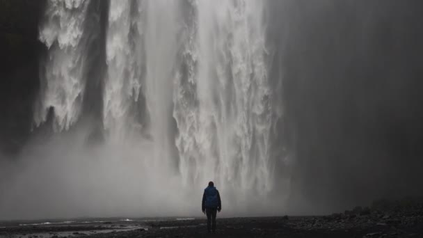 Still Shot Man Looking Skogafoss Waterfall Located Iceland Daytime — Vídeo de stock