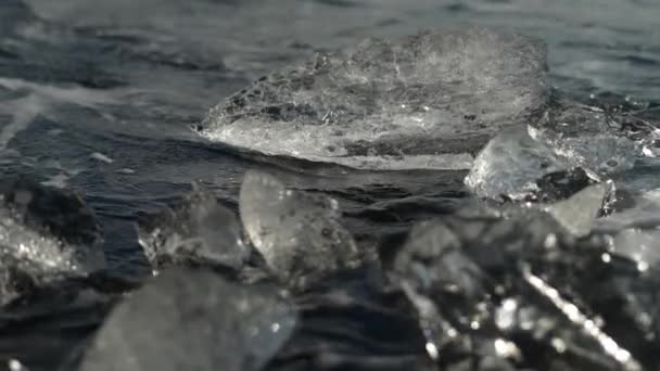 Tilting Shot Που Δείχνει Κομμάτια Του Πάγου Και Ρέοντα Νερά — Αρχείο Βίντεο