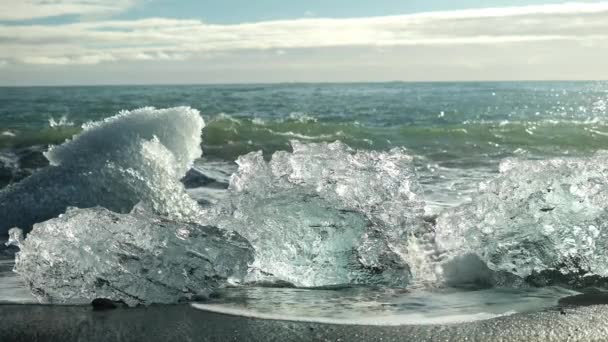 Sea Waves Crash Diamond Beach Melting Icebergs Sunny Day — стоковое видео