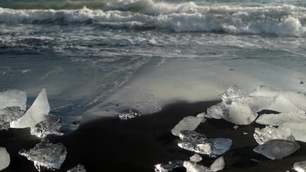 Медленное Движение Панорамный Снимок Морских Волн Падающих Формирование Льда Берегу — стоковое видео