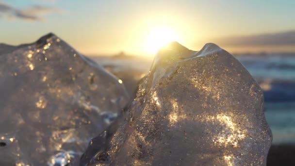 Arkasındaki Günbatımından Dolayı Diamond Beach Parıltıları — Stok video