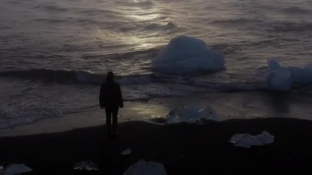 Aerial Footage Man Icebergs Shore Diamond Beach Revealing Rushing Waves — Vídeos de Stock
