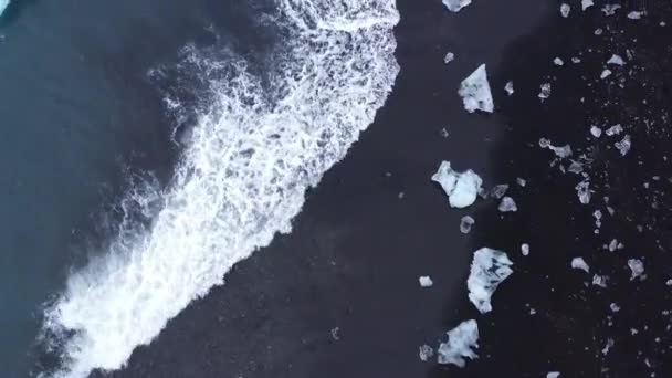 Aerial Top View Footage Sea Waves Crashing Icebergs Coast Diamond — ストック動画