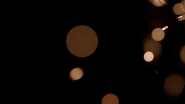 Unscharfe Bokeh Lichteffekte Von Brennenden Wunderkerzen Von Der Rechten Seite — Stockvideo