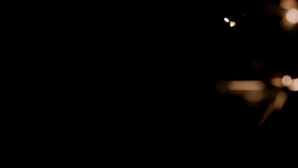 Unscharfe Bokeh Lichteffekte Von Brennenden Wunderkerzen Von Der Rechten Seite — Stockvideo