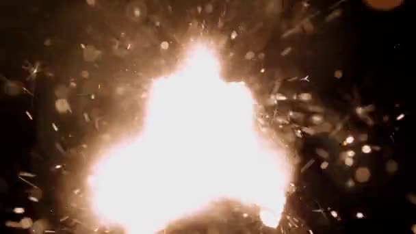 Deux Étincelles Émettant Une Pluie Fusées Éclairantes Des Étincelles Ralenti — Video