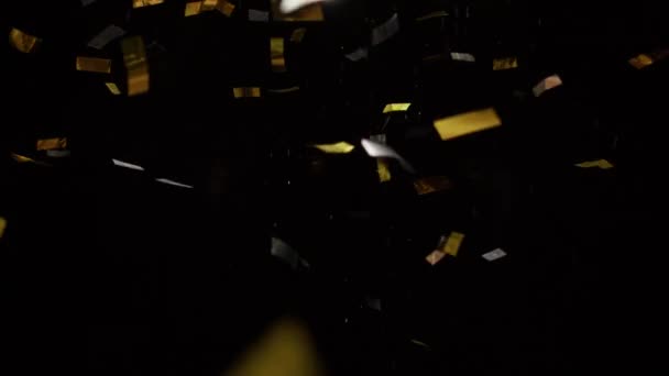 Glanz Und Konfetti Fallen Vor Schwarzem Hintergrund — Stockvideo