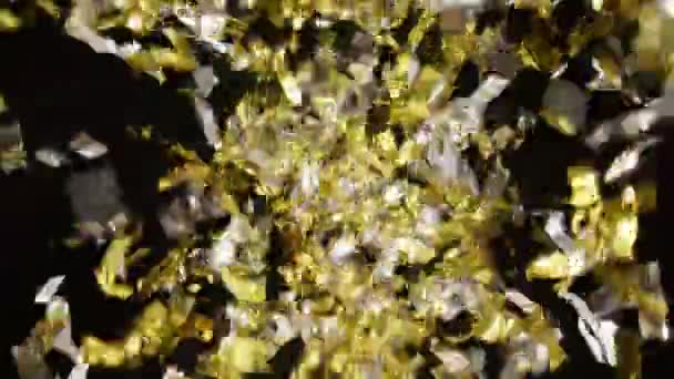 Explodierendes Gold Und Silberkonfetti Mit Glitzern Vor Schwarzem Hintergrund — Stockvideo
