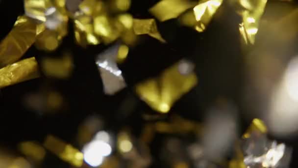 Silber Und Goldkonfetti Explodiert Vor Schwarzem Hintergrund — Stockvideo