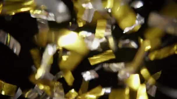 Chuveiro Ouro Prata Confete Contra Fundo Preto — Vídeo de Stock