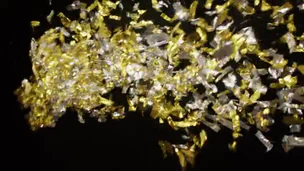 Výbuch Stříbrných Zlatých Konfet Plave Padá Vzduchu Temném Pozadí — Stock video
