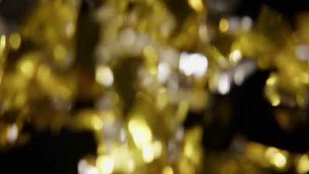 Großer Haufen Silbrig Goldenes Konfetti Fällt Vor Schwarzem Hintergrund — Stockvideo
