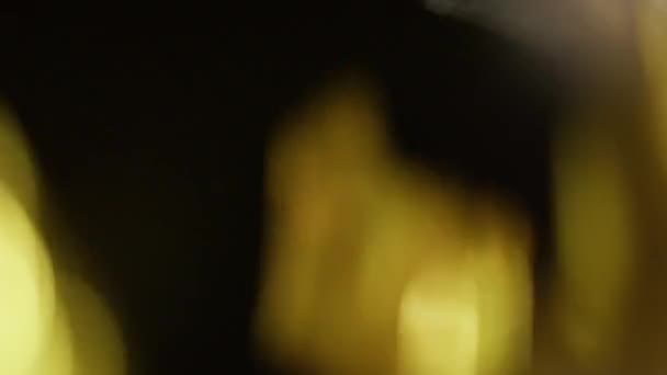 Siyah Bir Arka Planda Gümüş Altın Konfetisinin Bulanık Görüntüsü — Stok video