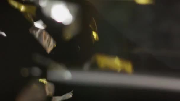 Чорний Фон Срібним Золотим Конфетті Блищить Світлими Відображеннями — стокове відео