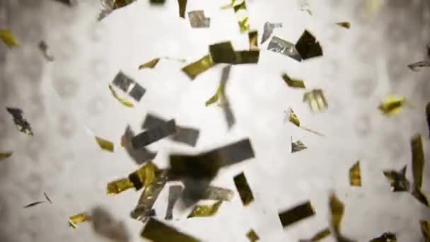 Gold Und Silber Konfetti Fällt Auf Einem Strahlend Weißen Hintergrund — Stockvideo
