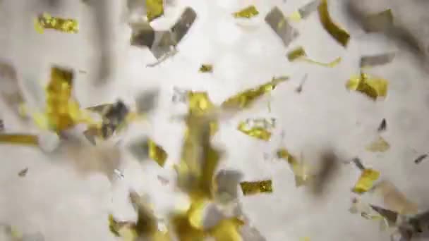 Centenas Confetes Prata Ouro Caindo Sobre Fundo Branco Brilhante — Vídeo de Stock