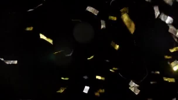Brilhantes Confetes Caindo Fundo Preto Com Brilho Lente Câmera Lenta — Vídeo de Stock