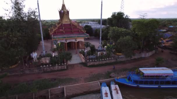 Temple Village Boat River Kambodja — Stockvideo