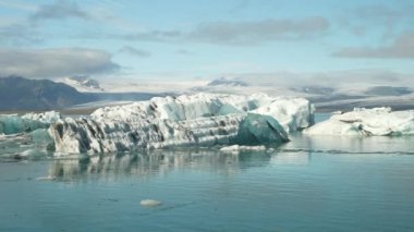 İzlanda 'daki Jokulsarlon Buzul Gölü' nü gösteren bir gündüz görüntüsü.