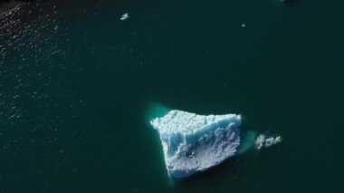 İzlanda 'daki Jokulsarlon Buzul Gölü' ndeki buzdağlarının gündüz görüntüsü.