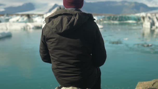 Yukari Dogru Ilerleyen Bir Gündüz Çekimi Kayalik Zeminde Oturup Zlanda — Stok video